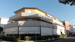 A multi-story building with a restaurant named "SPAGHETTI HAUS" on the ground floor. - Adorable Flat 250 m From the Beach - Beahost (San Michele al Tagliamento)