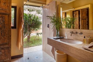 Secadora de cabello, toallas, jabón, papel de baño
