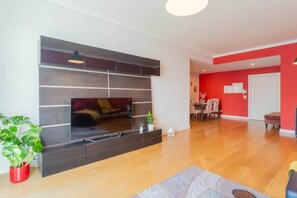 TV, offices - Spacious Lisbon Haven w/ Lift, Garage & EV Access (Lisboa)