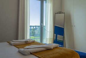 2 bedrooms, desk, iron/ironing board, WiFi