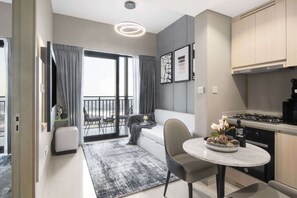 TV, offices - Luxury Dubai Apartment w/ Pool & Gym in Business Bay (Dubai)