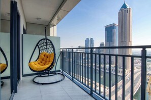 Terrace/patio - Luxury Dubai Apartment w/ Pool & Gym in Business Bay (Dubai)