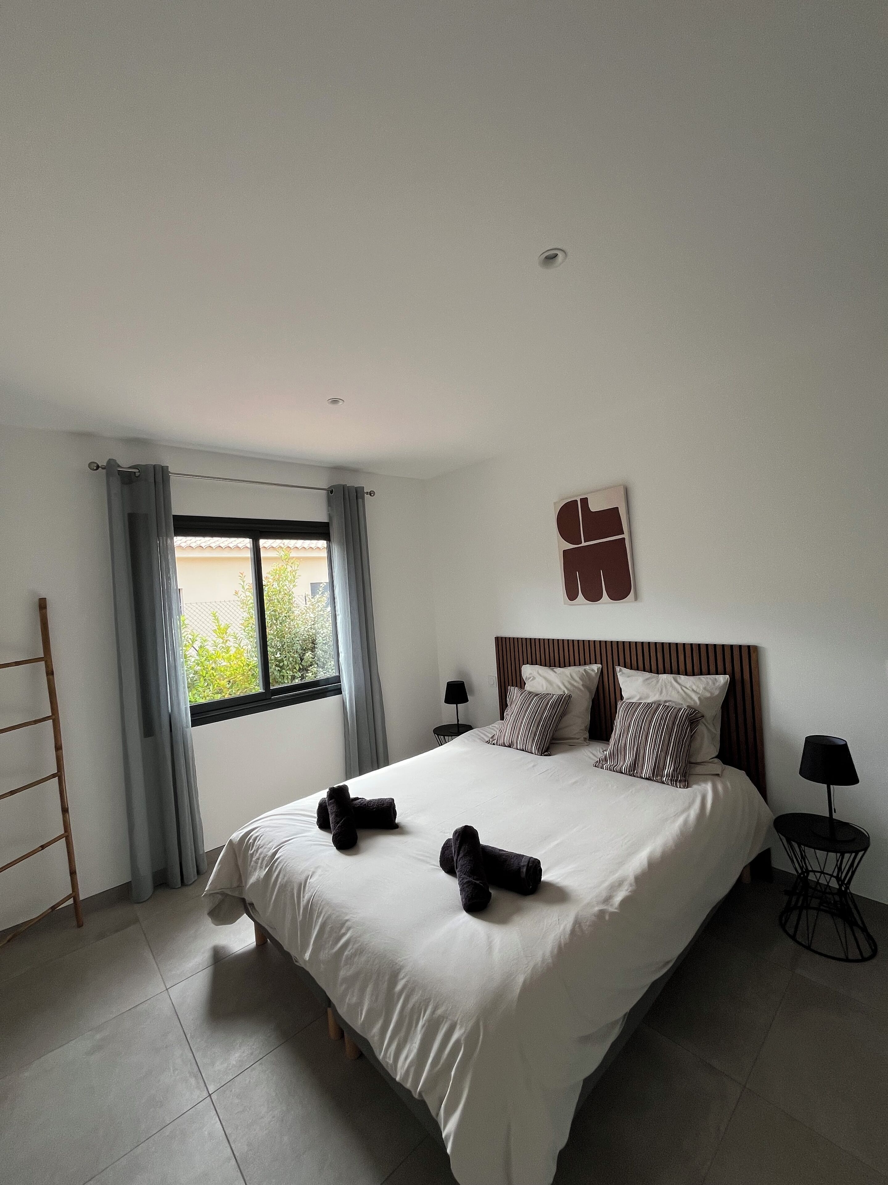 3 slaapkamers, een strijkplank/strijkijzer, reisbedje, gratis wifi