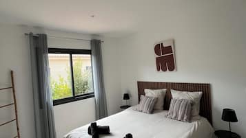 3 slaapkamers, een strijkplank/strijkijzer, reisbedje, gratis wifi