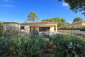 Exterior - Ideal vacation: spacious villa, private pool, close to beaches and shops (Lecci)