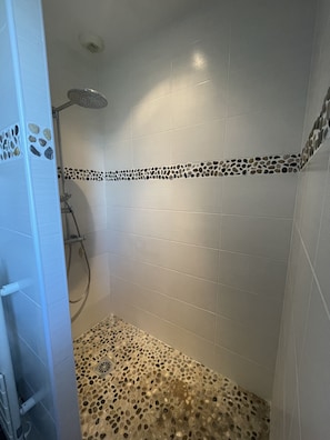 Een douche, een haardroger, handdoeken