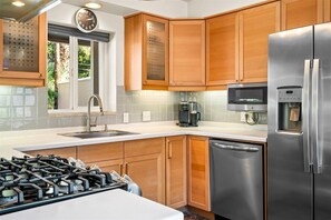 Kjøleskap, mikrobølgeovn, ovn og kokeplater