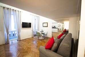 Smart TV - Spanish Steps Romantic Nest with Balcony (Roma)