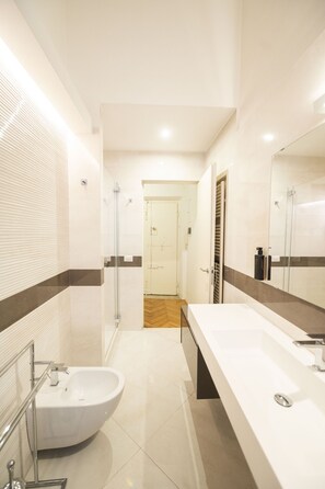 Dusche, Haartrockner, Bidet
