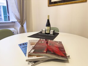 Dining - Spanish Steps Romantic Nest with Balcony (Roma)