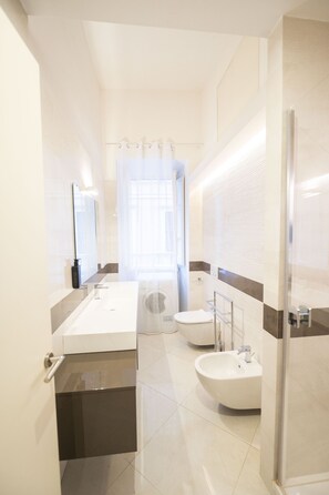 Shower, hair dryer, bidet, towels - Spanish Steps Romantic Nest with Balcony (Roma)