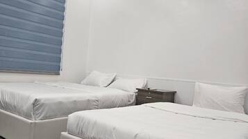 Phòng 4 Deluxe | Bàn, màn/rèm cản sáng, phòng cách âm, bàn ủi/dụng cụ ủi quần áo