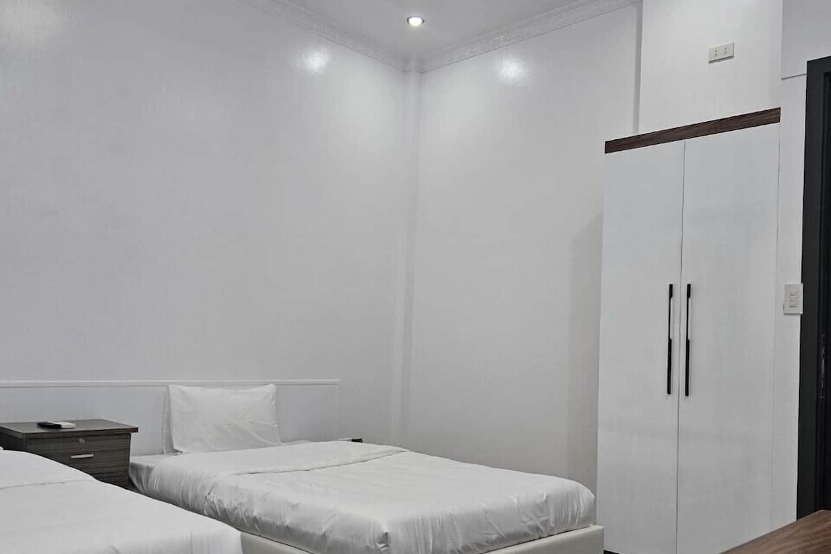 Deluxe Triple Room | Desk, blackout drapes, soundproofing, iron/ironing board