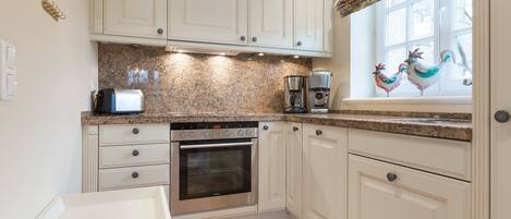 Frigorífico, horno, placa de cocina y lavavajillas