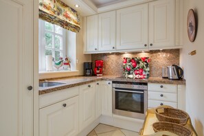 Kjøleskap, ovn, kokeplater og oppvaskmaskin