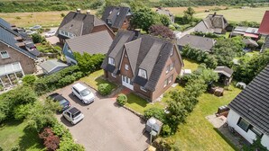 Ett bostadsområde med hus, en uppfart och fri utsikt över det omgivande landskapet.