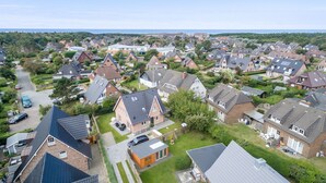 A residential area with houses, a clear sky, and a distant view of the sea. - Ein Wohntraum & Viel Mehr, Nahe dem Meer (Sylt / OT Westerland)