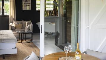 Suite Deluxe, salle de bains attenante, vue jardin (Jacuzzi Privatif) | Terrasse/Patio