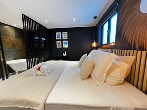 Deluxe Suite, Ensuite, Pool View (Terrasse) | 1 bedroom, premium bedding, Select Comfort beds, minibar