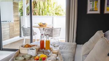 Deluxe Double Room, Ensuite, Garden View (Jacuzzi Privatif) | Breakfast meal | Daily full breakfast (EUR 24 per person)