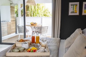 Chambre Deluxe double, salle de bain attenante, vue sur le jardin (Jacuzzi Privatif) | Déjeuner | Déjeuner complet servi tous les jours en supplément