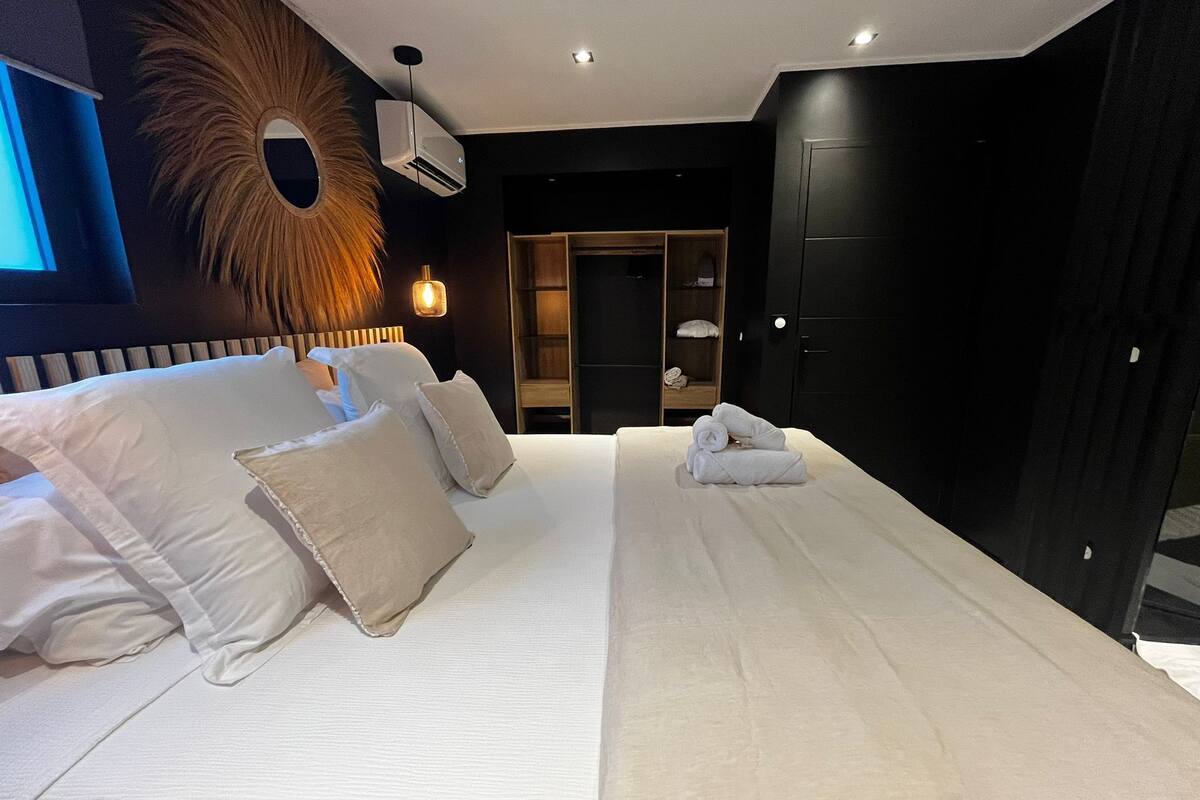 Phòng Suite Deluxe, có phòng tắm riêng, quang cảnh hồ bơi (Terrasse) | 1 phòng ngủ, nệm cao su hoạt tính (memory foam), minibar 