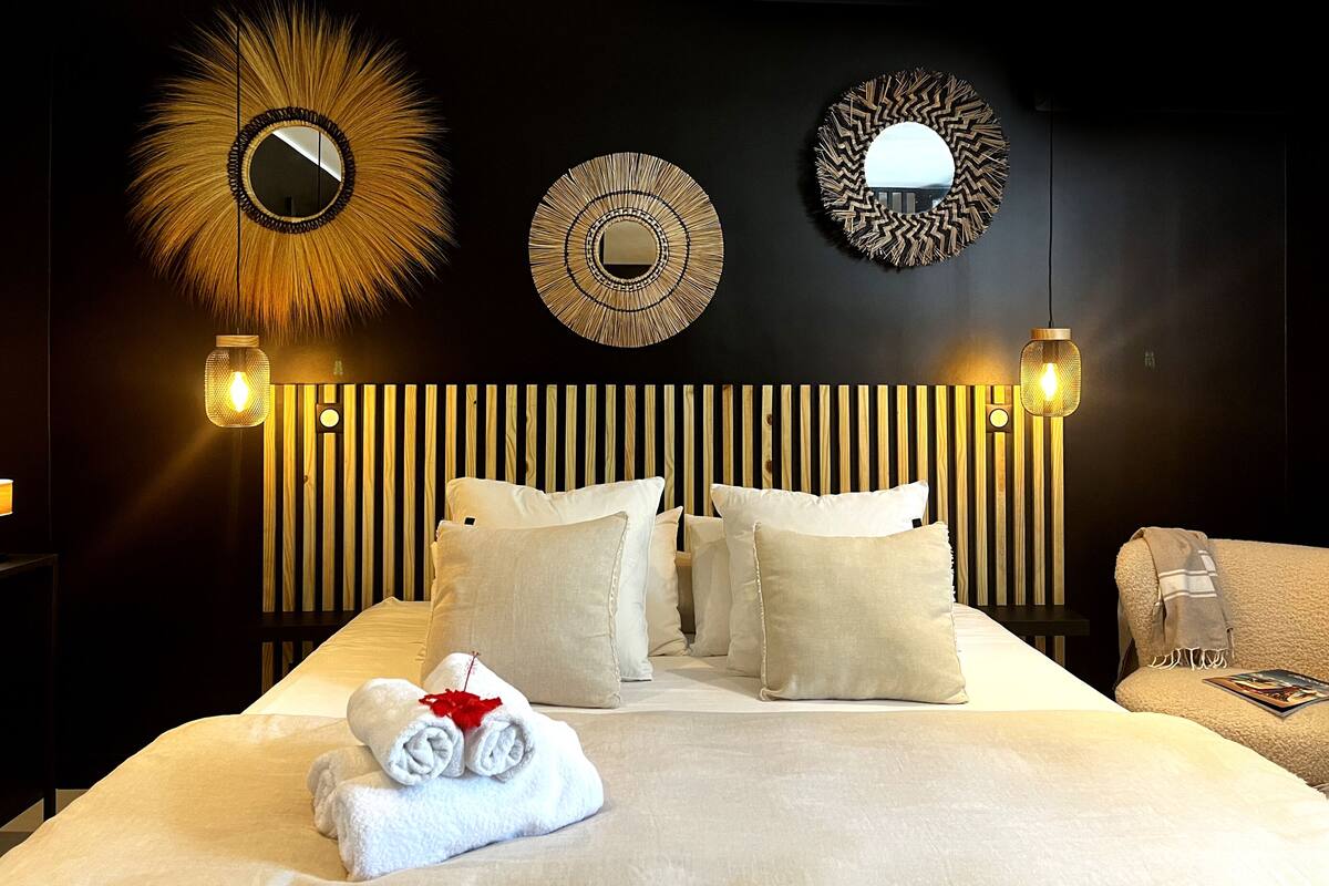 Phòng Suite Deluxe, có phòng tắm riêng, quang cảnh hồ bơi (Jaccuzi privatif) | 1 phòng ngủ, nệm cao su hoạt tính (memory foam), minibar 