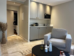 Deluxe Suite, Ensuite, Pool View (Terrasse) | Private kitchen | Fridge, espresso maker, coffee/tea maker, electric kettle