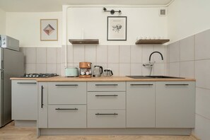 Réfrigérateur, four à micro-ondes, surface de cuisson, lave-vaisselle