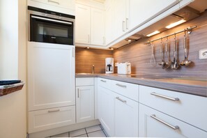 Fridge, coffee/tea maker, toaster, cookware/dishes/utensils - Suite Dreams am Dorfteich. Lässige Eleganz. Verträumte, Zurückgezogene Lage (Wenningstedt-Braderup (Sylt))