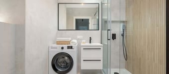 Cozy Apartment with Balcony | Free Parking