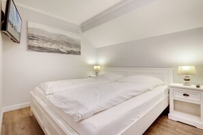 2 bedrooms, iron/ironing board, free WiFi, bed sheets - Geschmackvoll Eingerichtetes Appartement für 4 Personen Unweit des Dorfteichs (Wenningstedt-Braderup (Sylt))