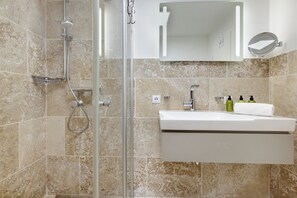 Dusche, Haartrockner, Handtücher