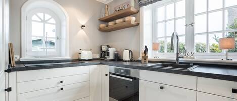 Fridge, oven, stovetop, dishwasher