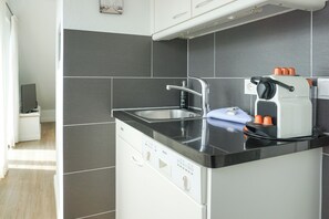 Kjøleskap, kokeplater, oppvaskmaskin og kaffetrakter/tekoker