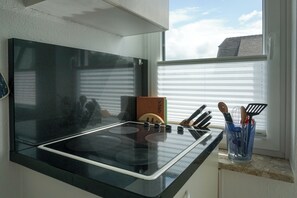 KylskÄp, spishÀll, diskmaskin och kaffe- och tebryggare