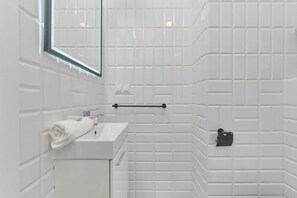 Shower, hair dryer, shampoo - Stylish Studio | Balcony, Air Conditioning and River View (Wroclaw)