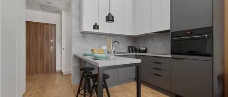 Refrigerador, microondas, horno, placa de cocina