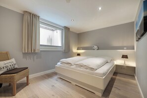 4 bedrooms, desk, iron/ironing board, free WiFi