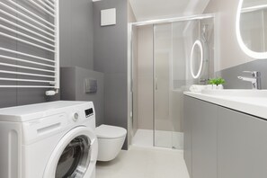 シャワー、ヘアドライヤー、タオル