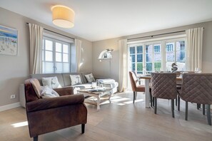 Fernseher, Kamin, Stereoanlage