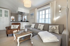 Fernseher, Kamin, Stereoanlage