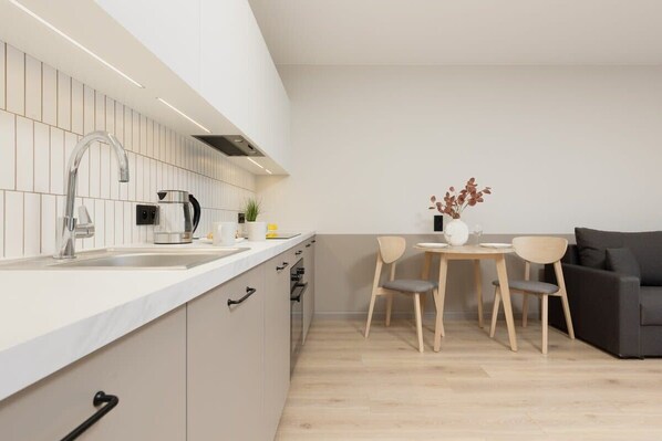 Fridge, oven, stovetop, dishwasher