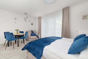 Iron/ironing board, WiFi, bed sheets