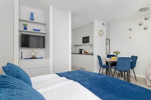 Iron/ironing board, WiFi, bed sheets