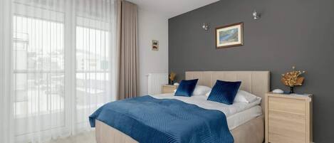 Een strijkplank/strijkijzer, wifi, beddengoed