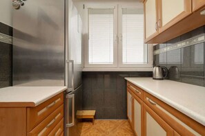 Fridge, oven, stovetop, cookware/dishes/utensils