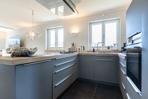 Kjøleskap, kokeplater, kaffetrakter/tekoker og brødrister