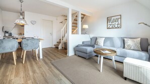TV, stereo - Ferienwohnung im OG, DG, ca. 50m² Nutzfläche, 1 Parkplatz, Nichtraucher (Wenningstedt-Braderup (Sylt))