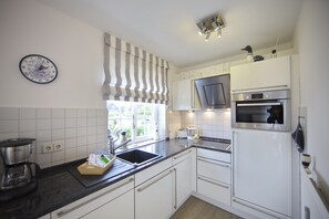 Kjøleskap, ovn, kokeplater og oppvaskmaskin